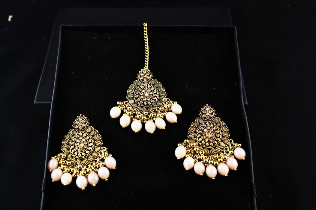 bindiya with earrings