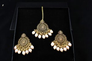 bindiya with earrings