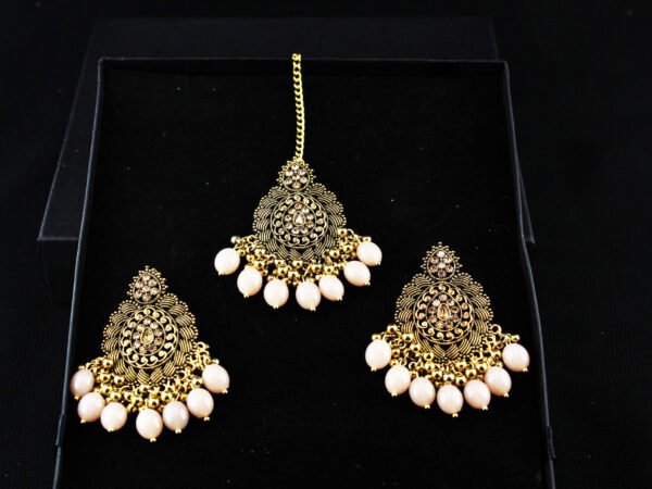 bindiya with earrings
