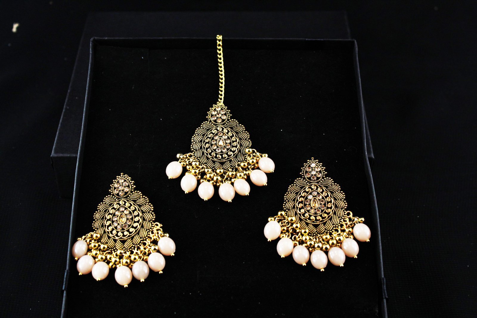 bindiya with earrings